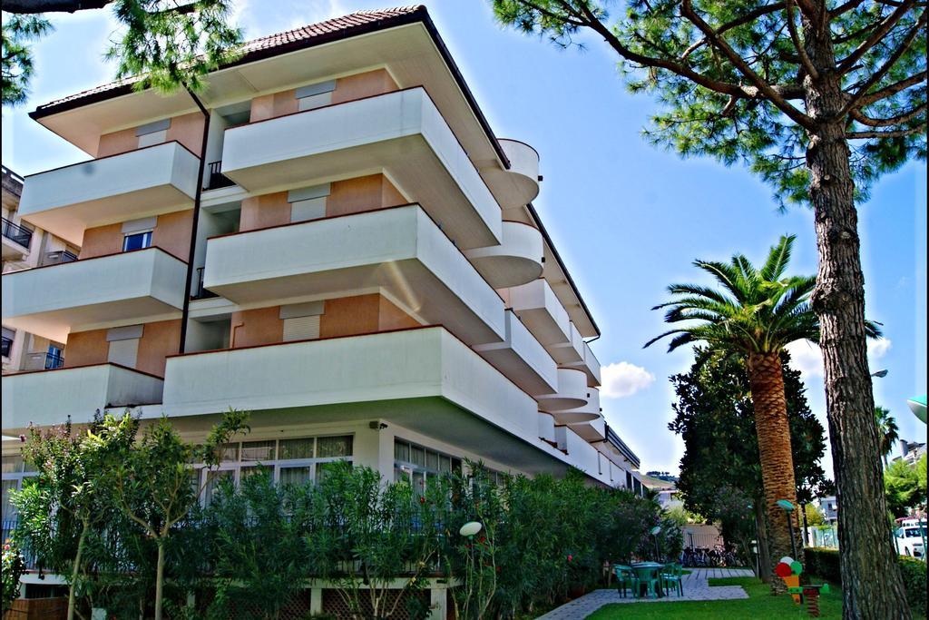 Hotel Blumen Сан-Бенедетто-дель-Тронто Экстерьер фото